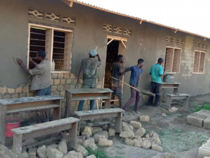 Building the last classrooms in Mabala - a community project